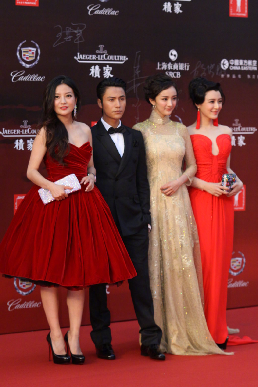 赵薇扮嫩赢过杨幂!一袭红色公主裙太减龄,杨幂全程被抢风头