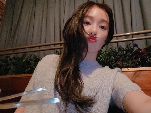 她美貌颜值高被称云岩中芭比学生时照片曝光厚刘海也脸赞