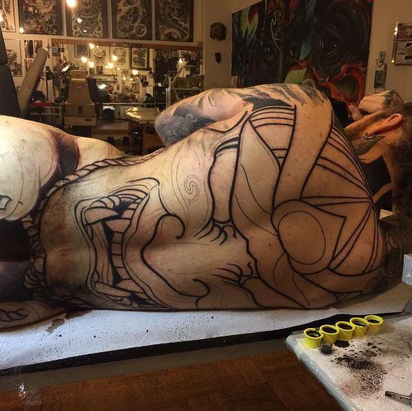 男子为遮住手术疤痕全身纹身成男模