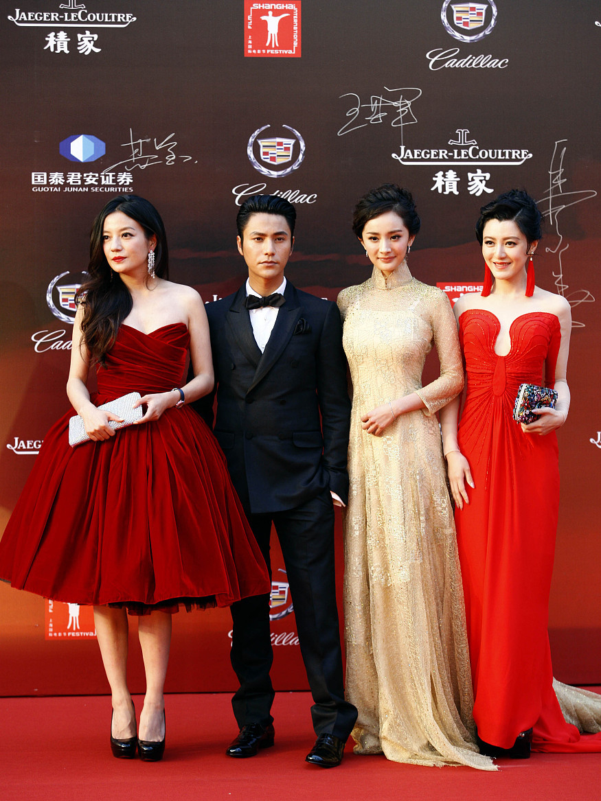 赵薇扮嫩赢过杨幂!一袭红色公主裙太减龄,杨幂全程被抢风头