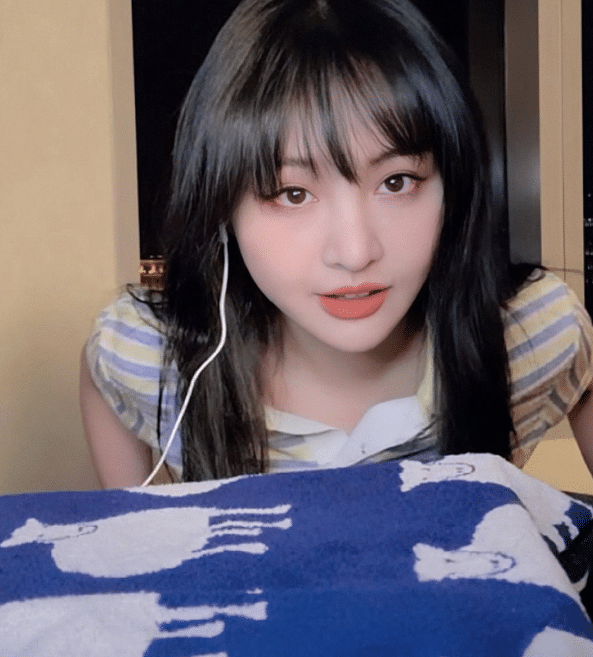 郑爽直播吃鸭脖带货没开美颜的五官太真实了