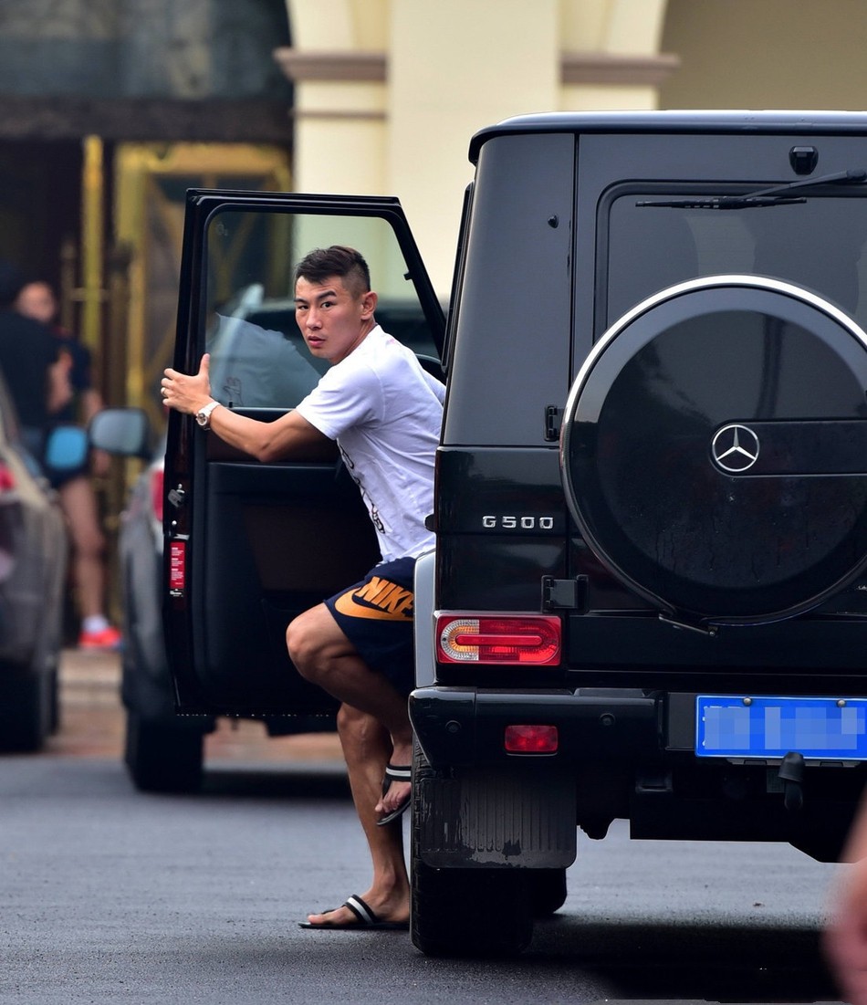 人品不错于汉超,多名记者主动为他辩解,曾开大奔送过高考学子