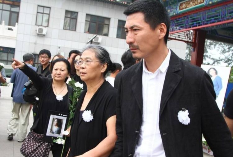 蒋雯丽,佟大为,文章等人,都来到现场送别,前夫张子健也一直守在身边