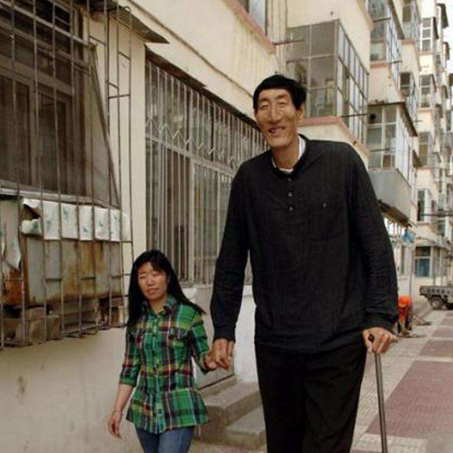 中国巨人鲍喜顺,比姚明还高,娶小28岁妻子,57岁才得子