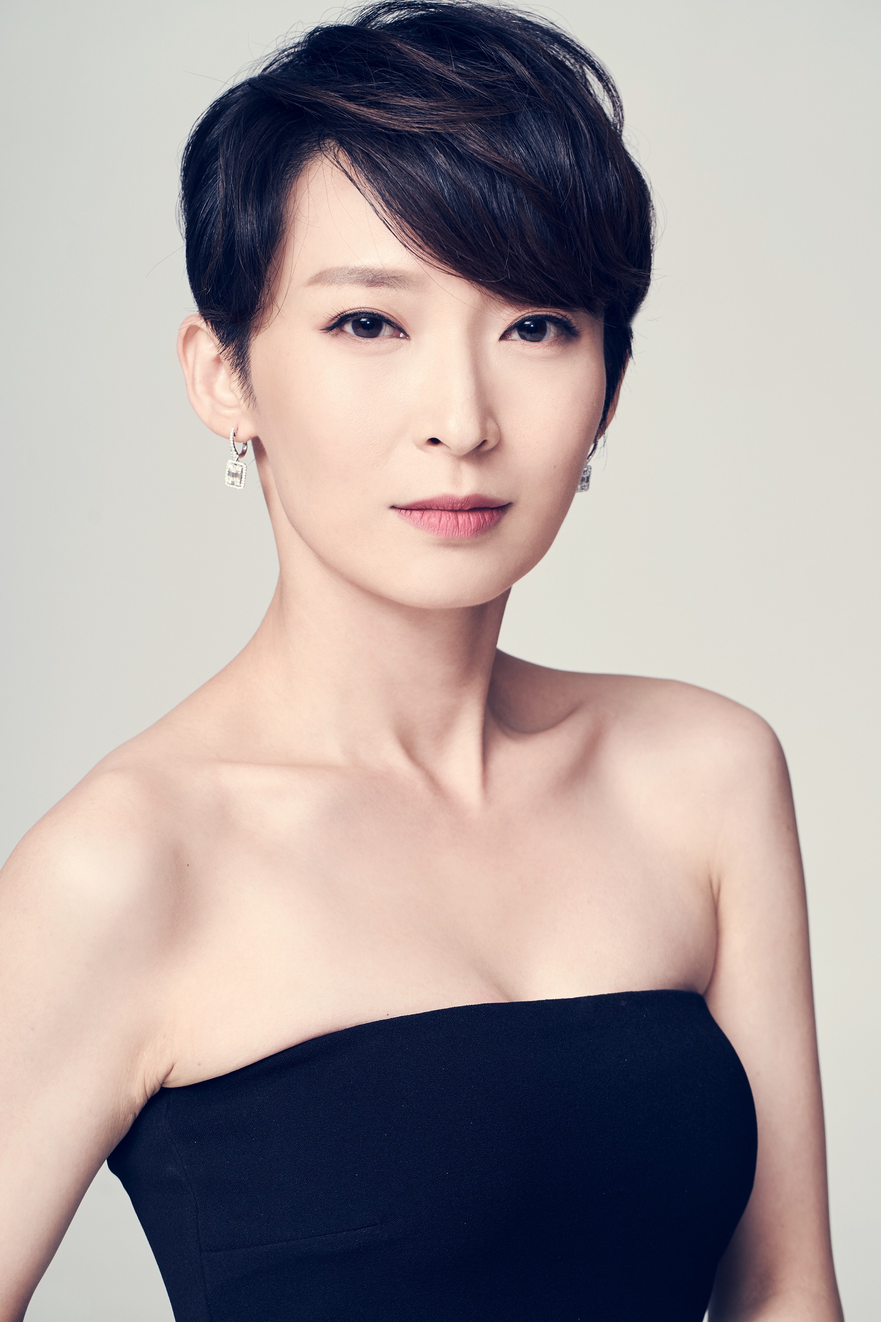 周家怡主演《叹息桥》正在热播 豆瓣评分高达8.