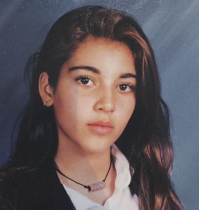 金·卡戴珊不愧家族时尚一姐:初一就化浓妆踩恨天高