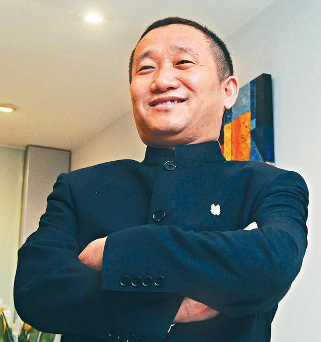 初中肄业14岁的他,借200元开启创业之路,31年时间翻到200亿