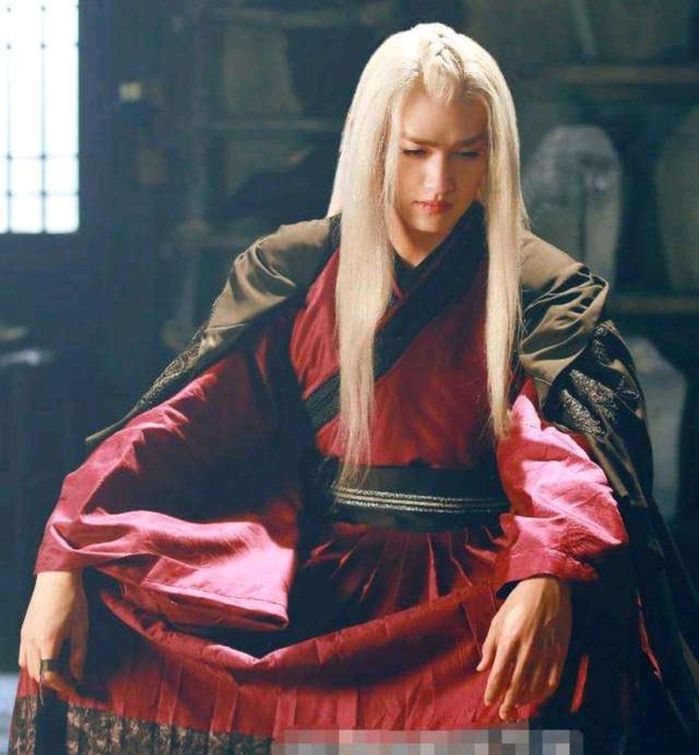 《寻找前世之旅》的这部剧中,马可饰演的亚隆是一位痴情种,因为血族