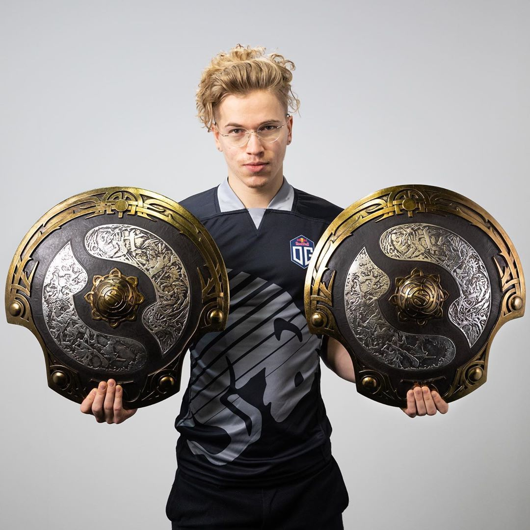 dota2:og庆祝topson生日,手举双盾照片引人羡煞