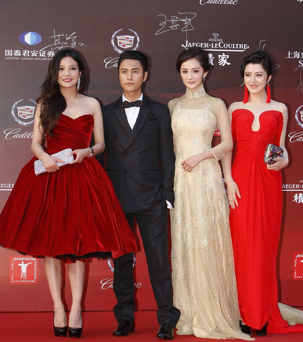 赵薇扮嫩赢过杨幂!一袭红色公主裙太减龄,杨幂全程被抢风头