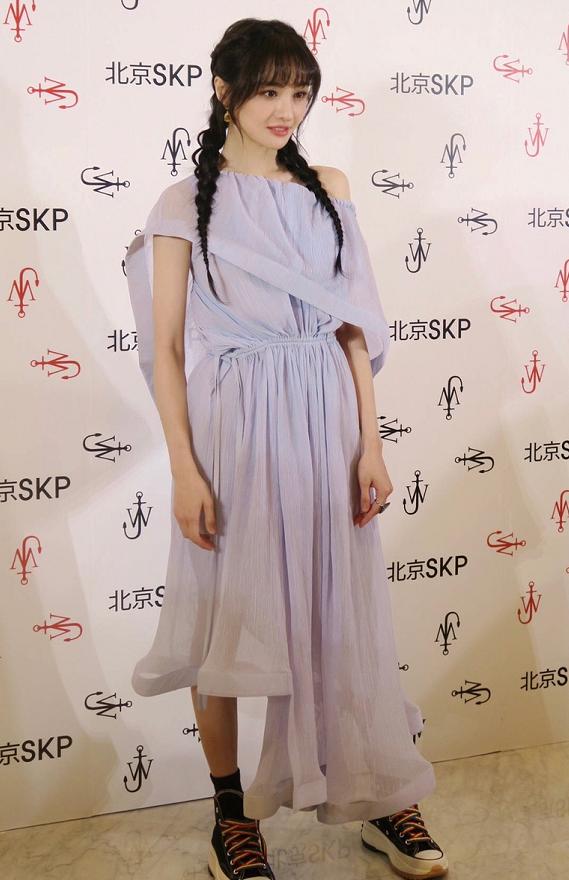 郑爽麻花辫上热搜长肉肉像回到18岁整容也没有这么好效果