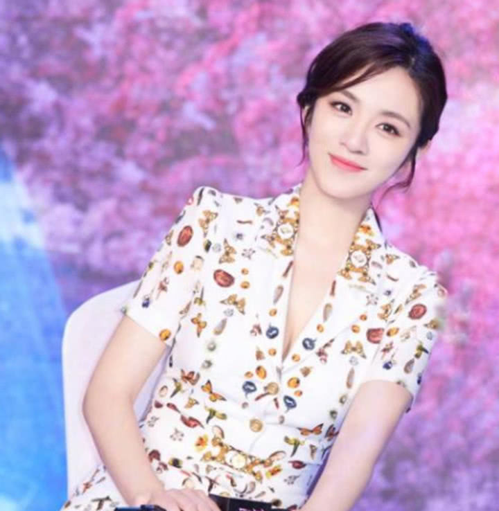 王晓晨学习京剧出身,京剧作为中国的国粹,这种才艺无论走到哪里都是拿