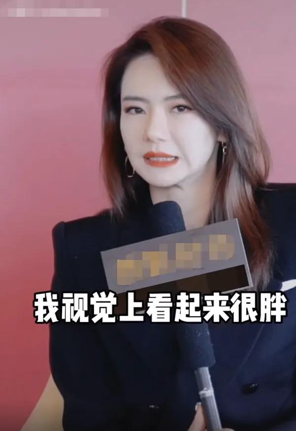 戚薇自曝53公斤,镜头突然拉近,脸部真实了