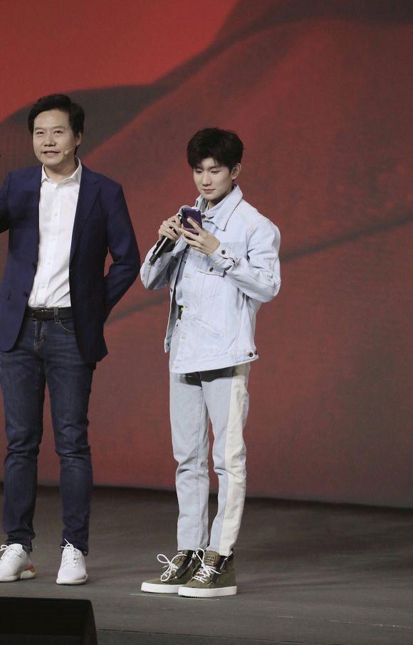 中的瘦小男星实际是巨人,路透太真实了|蔡徐坤|身高|镜头_新浪新闻