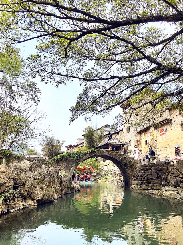 桂林200公里处有一座千年古镇,多为明清建筑,环境清幽民风淳朴