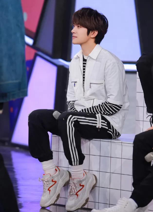 00后别傻傻的露脚踝了,现在流行易烊千玺这样"包裤脚",贼潮