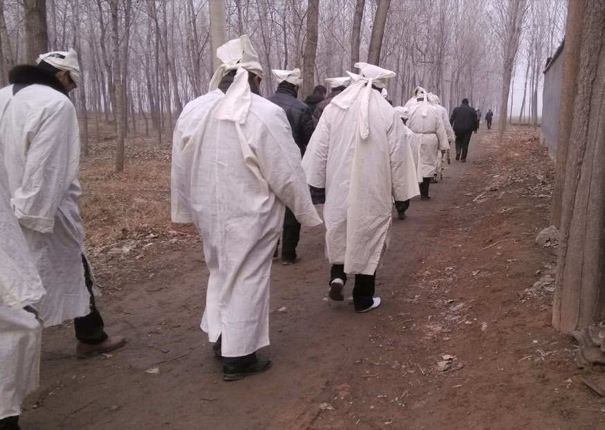 古代亲人去世为何很慎重的选择抬棺人因为规矩不能变