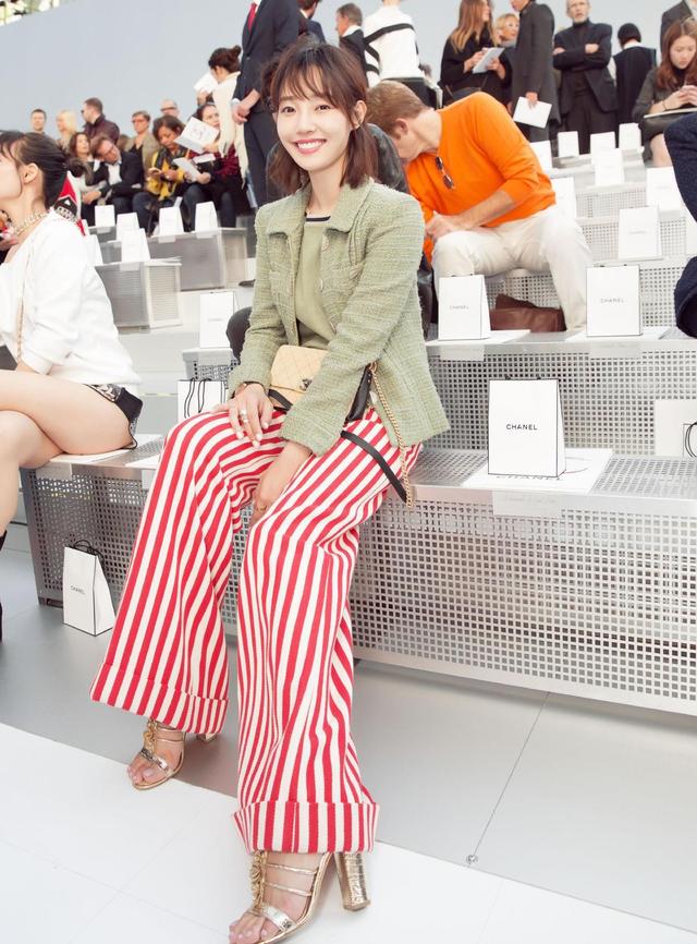 白百何去国外看秀真会穿小香风外套配条纹阔腿裤气质很像超模