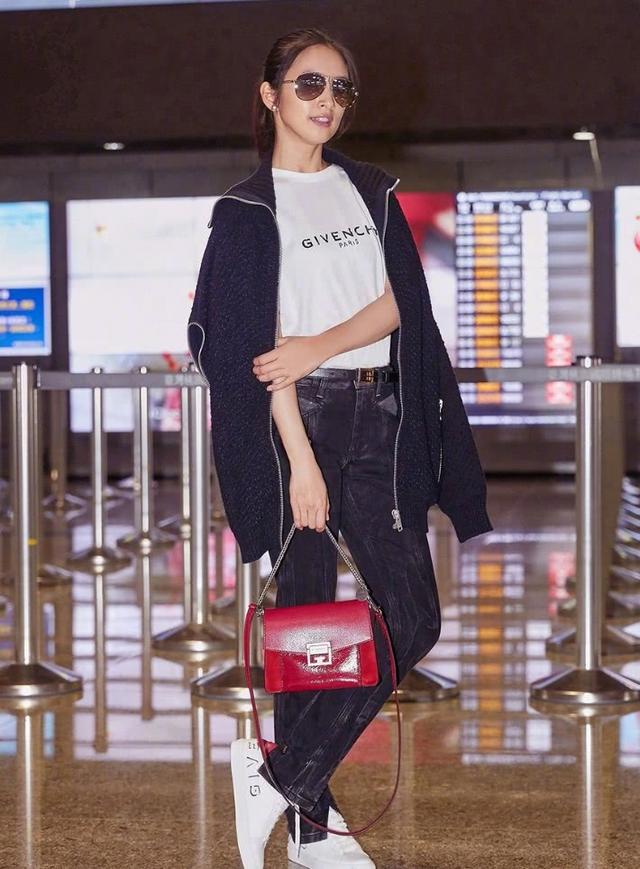 林依晨穿白t搭牛仔裤美翻了,原来她的牛仔裤设计与众不同!