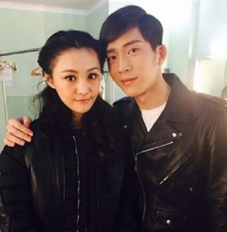 看过郑爽的戏并且也很喜欢她,两人就这么一来二去的成为了好朋友