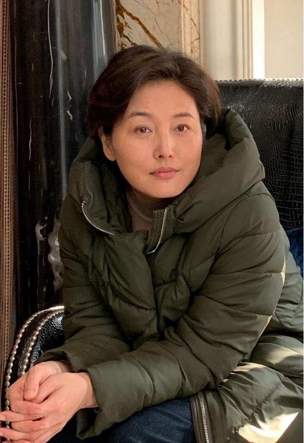 她曾是《粉红女郎》中的"男人婆",低调嫁给"傅老大",真幸福