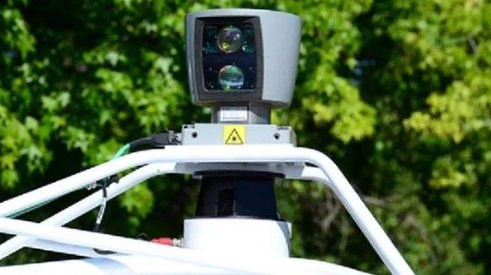 虽然精度高稳定性强,但激光雷达通过发射光束进行探测,所以探测范围窄