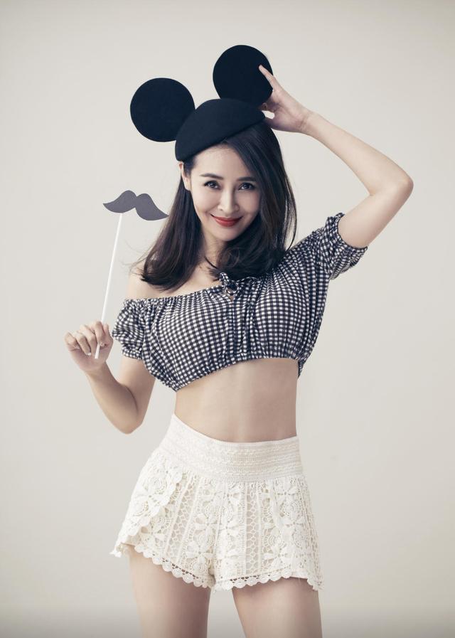 于明加终于个性一回格纹短上衣配短裤秀马甲线嘟嘴太可爱