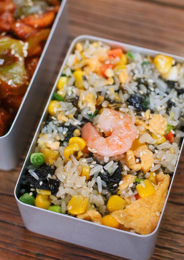 紫菜糯米炒饭 秘制土豆鸡便当,紫菜超酥脆,懒人便当!