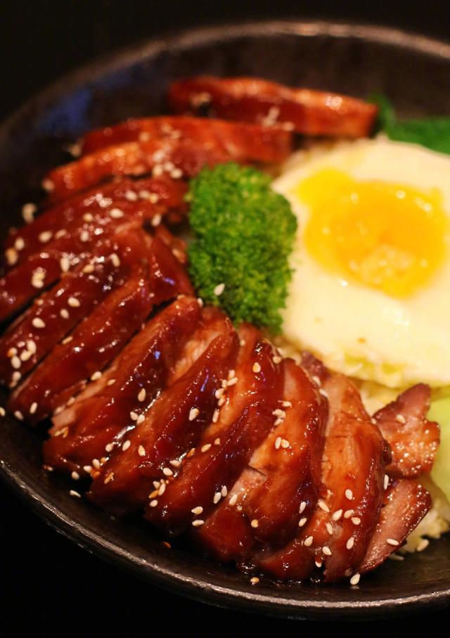 黯然销魂叉烧饭,入味的叉烧裹着酱汁拌上米饭,超满足!