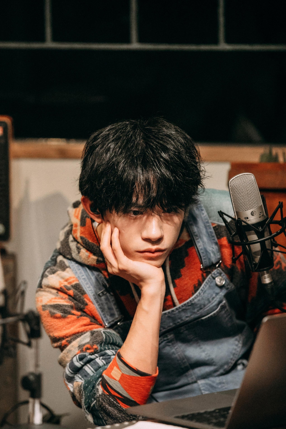 皮带做点缀,勾勒出腰间线条,整套look满满的复古青春气息,文艺感十足