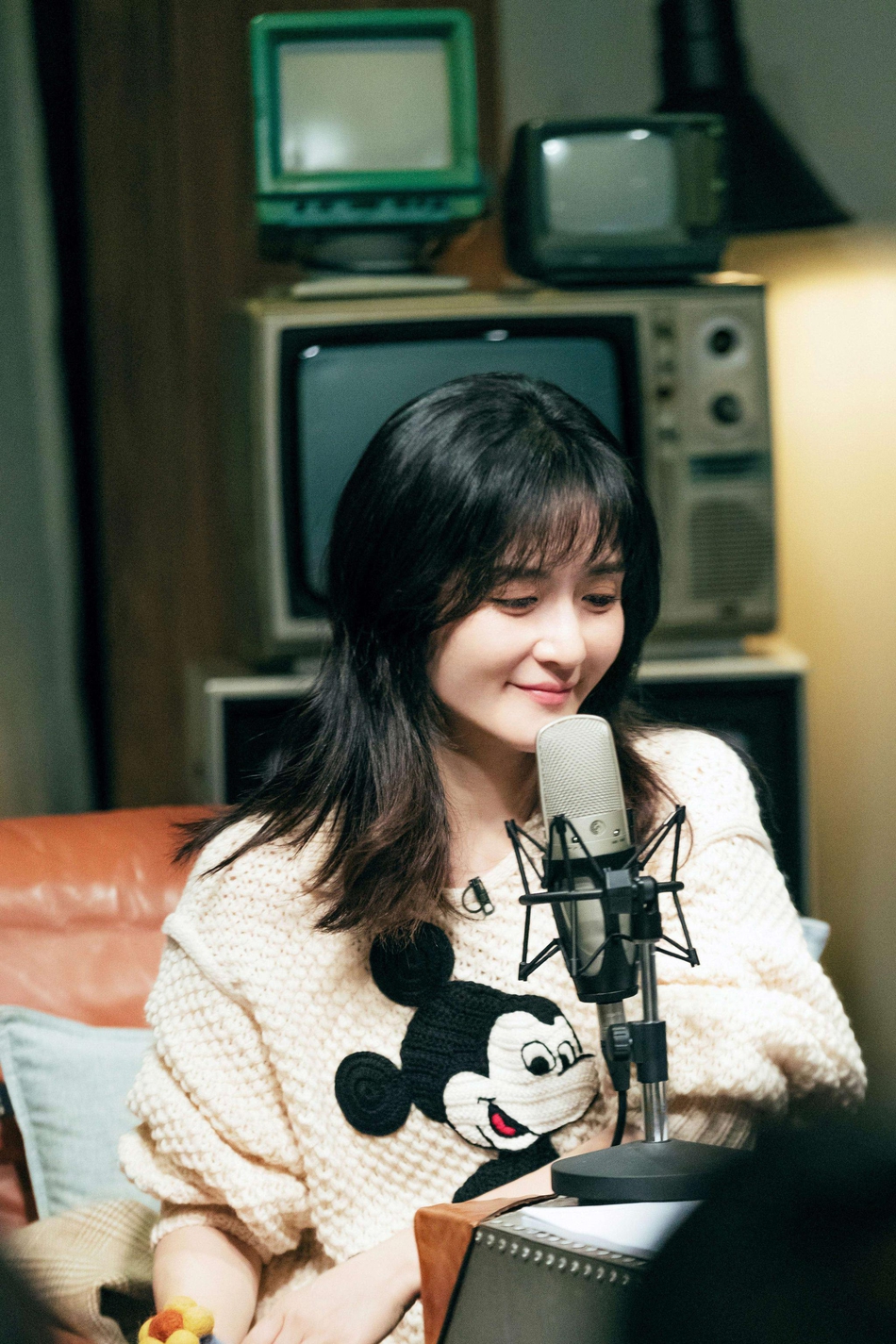 谢娜米奇毛衣搭百褶裙可爱复古,仰头灿笑温暖治愈