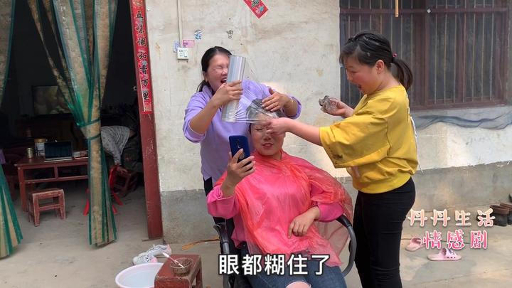 丹丹把二姐头发越搞越乱,二姐既生气又想笑,丹丹都忍不住笑趴了