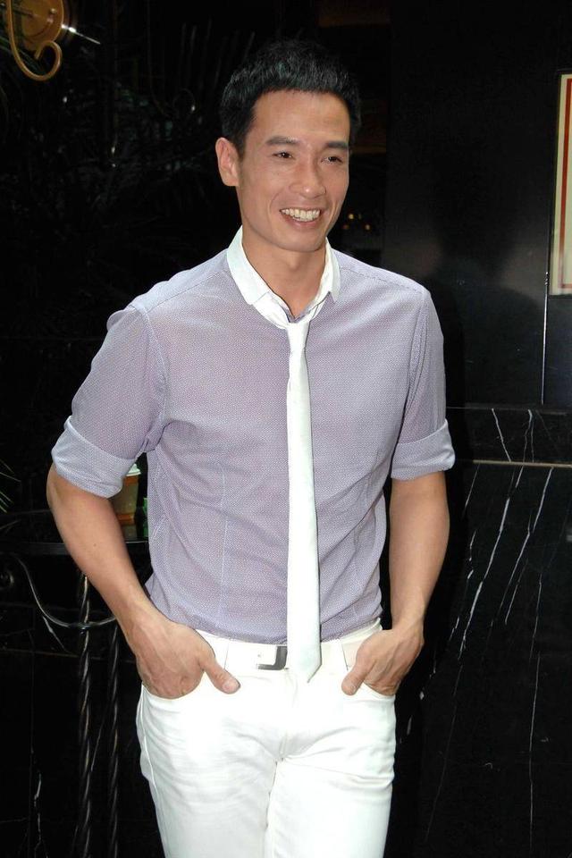 而陈豪无疑是前者,名利双收使得年轻气盛的他陷入了浮华的漩涡.