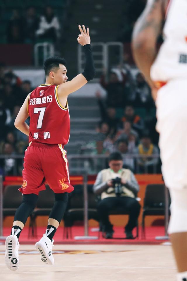 此前,李晓旭发布,辽篮小将高诗岩32次尝试后,终于成功扣篮的视频.