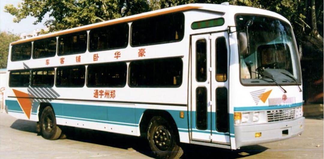 座位的,大家一坐就是颠簸一整天,另一种则是更为舒适的,卧铺型客车