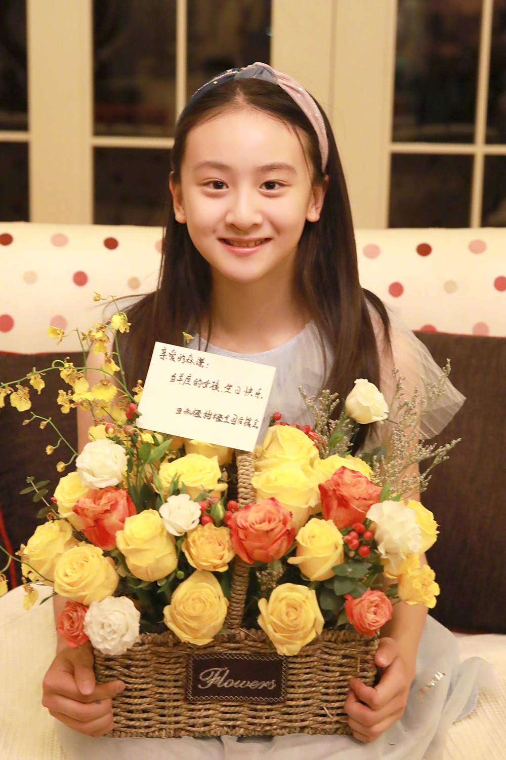 森碟真是愈发漂亮了!12岁生日穿"薄纱"公主裙出镜,甜美又可爱