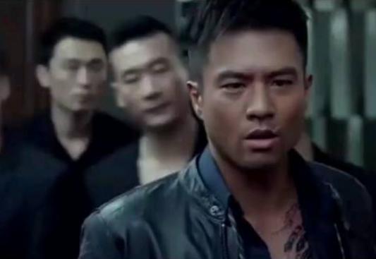 就是《恶战》,他在剧中饰演黑社会头目龙七新晋崛起的上海滩霸主,亦正