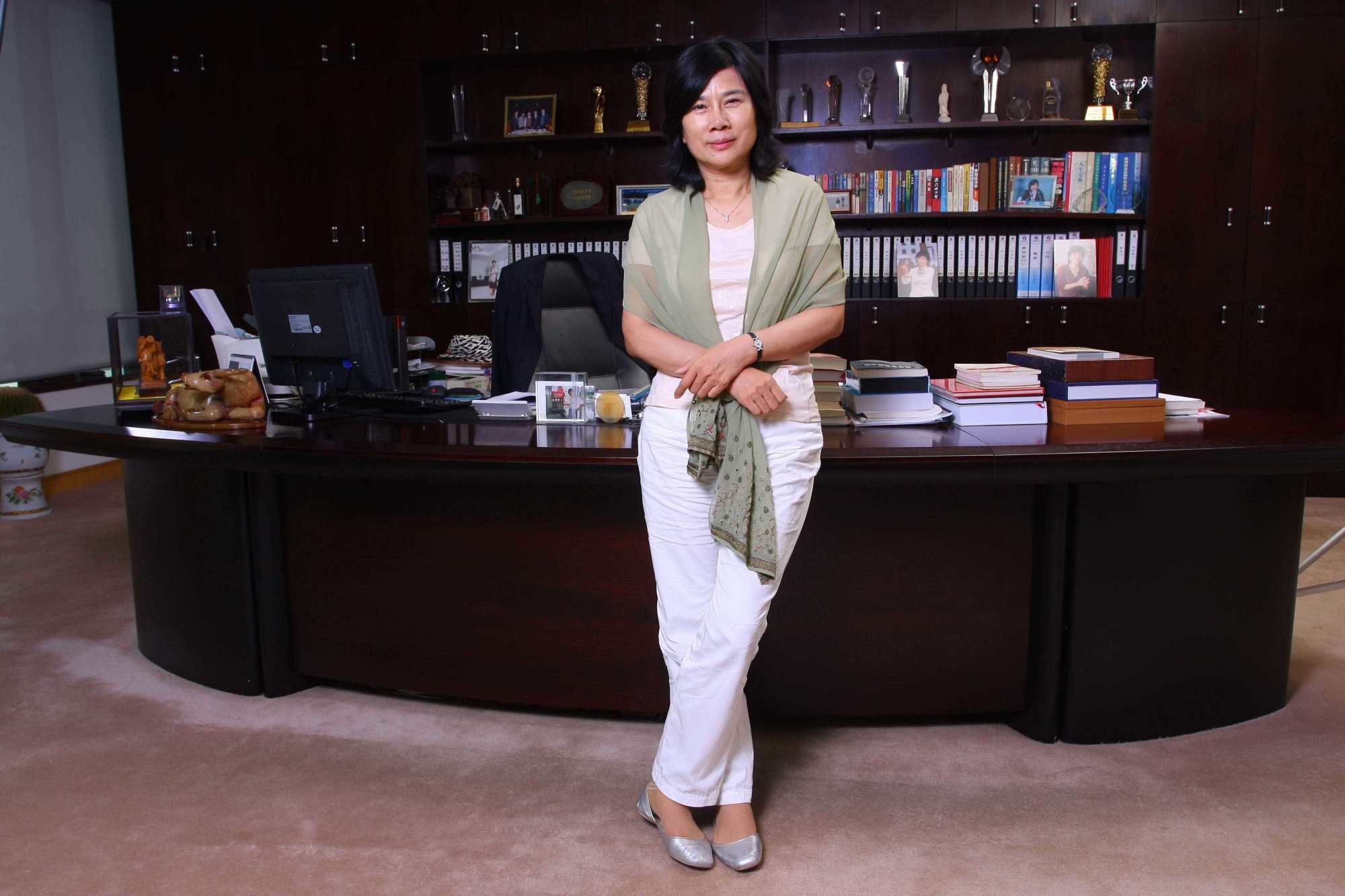 格力二月亏损200亿,霸气董明珠却抛出60亿回购,还再招5000员工