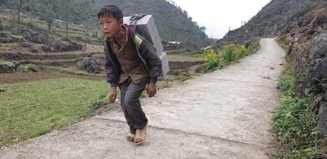 越南12岁小男孩为赚钱养家每天要背3趟砖每次3块重36公斤