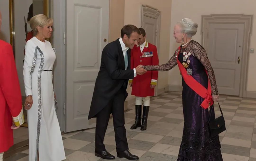 64岁法国第一夫人太谦虚,看到78岁丹麦女王,直接行了个屈膝礼