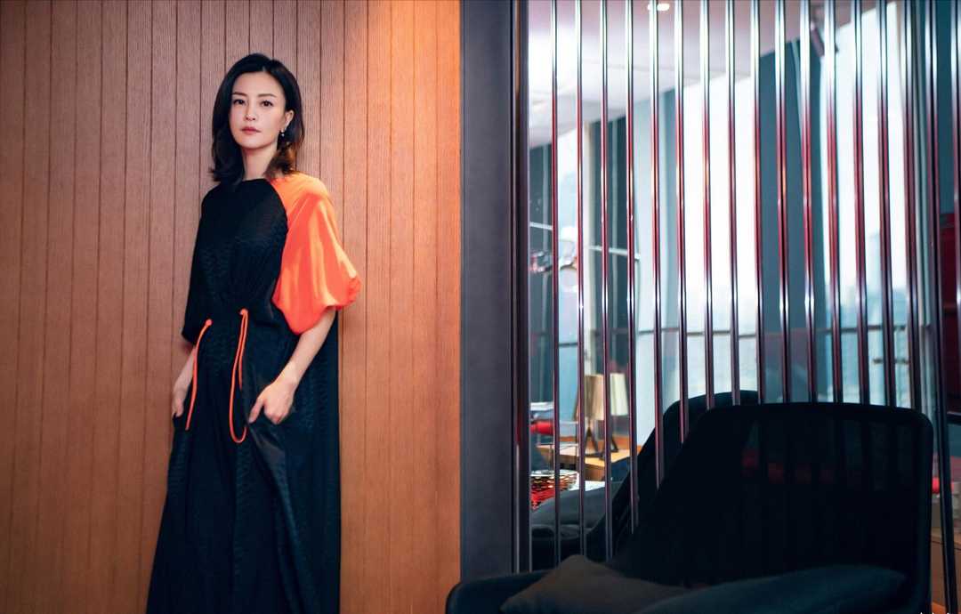 刘孜真有霸道总裁范西装搭配百褶裙干练利落优雅大气