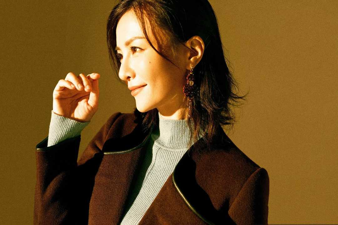 刘孜真有"霸道总裁范",西装搭配百褶裙干练利落,优雅大气