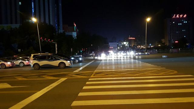 最后要说的是,如果在黄灯变红灯时车辆已经行驶到了路口中,那么此时在