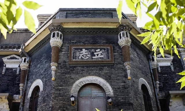 黄侃进校门不戴校徽被要求看名片我就是名片把我拿去好了