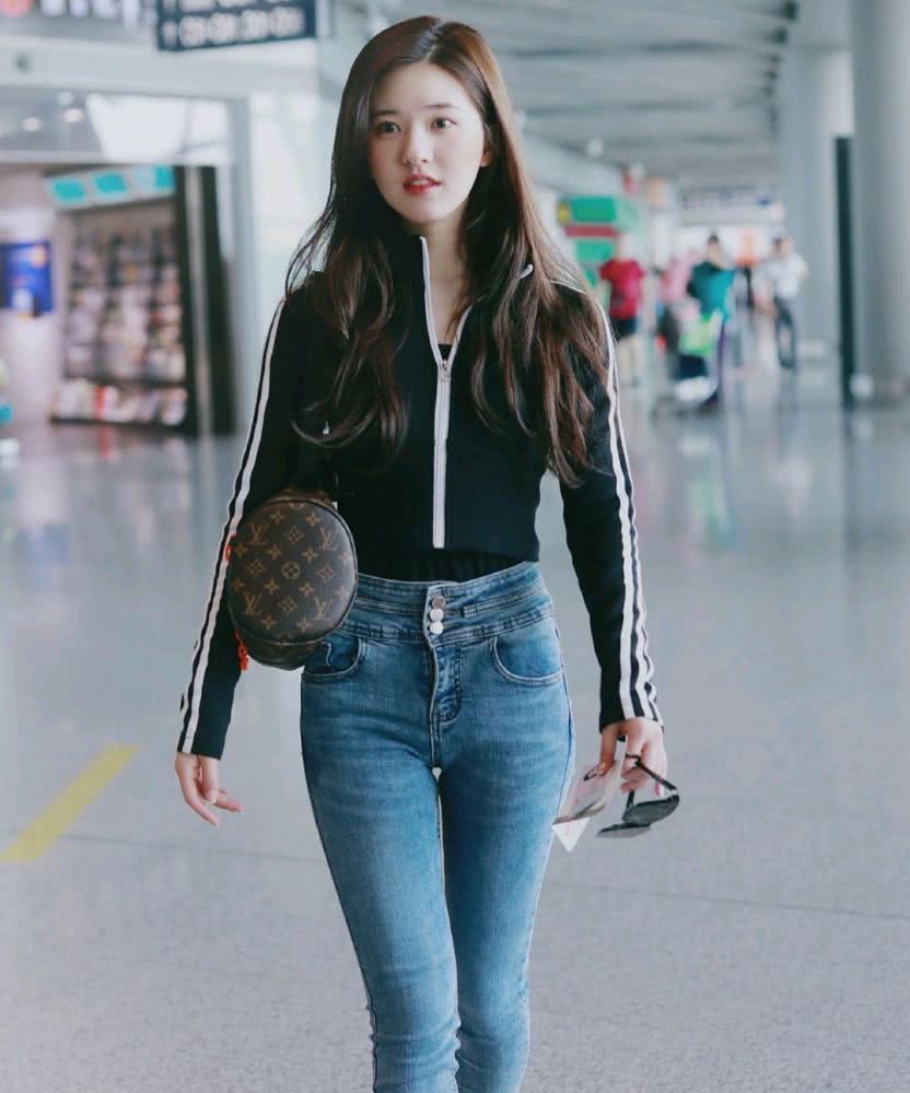22岁赵露思穿搭很高级,黑色短款外套配蓝色牛仔裤,时尚又显瘦