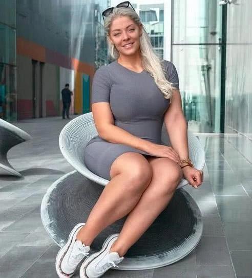国外辣妈孕期坚持健身如今跻身大码模特行列