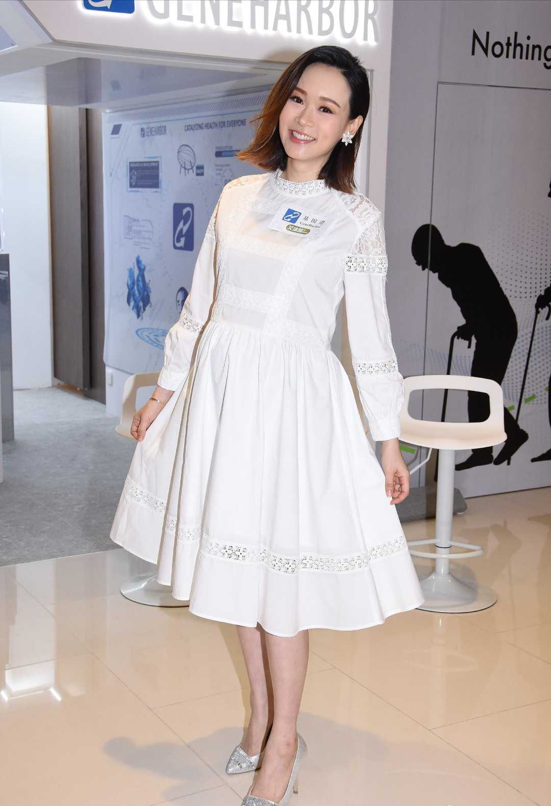 港姐杨思琦气质真好,灰色抹胸上衣搭配半身裙性感优雅,精致大气