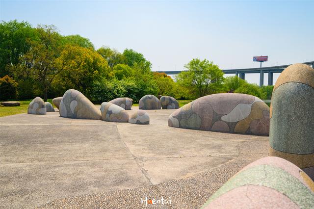 在长江天堑下的茅以升公园航拍润扬大桥看扬州镇江两市