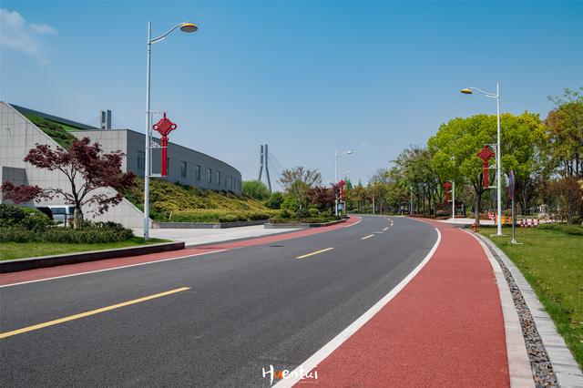 在长江天堑下的茅以升公园航拍润扬大桥看扬州镇江两市