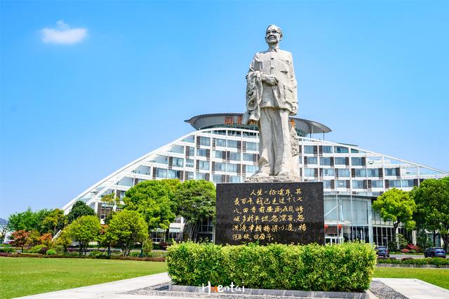 把车一直开到公园内的茅以升纪念馆停下.